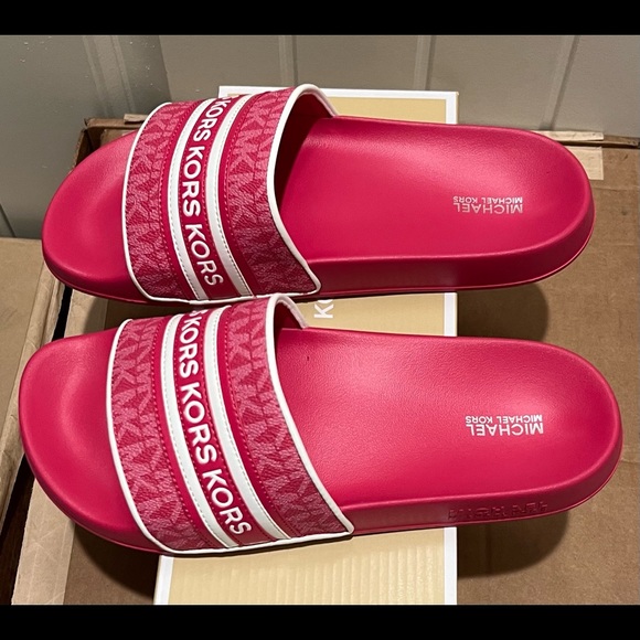 NWT Michael Kors Women's Gilmore Signature Logo Pool slides - Picture 2 of 3
